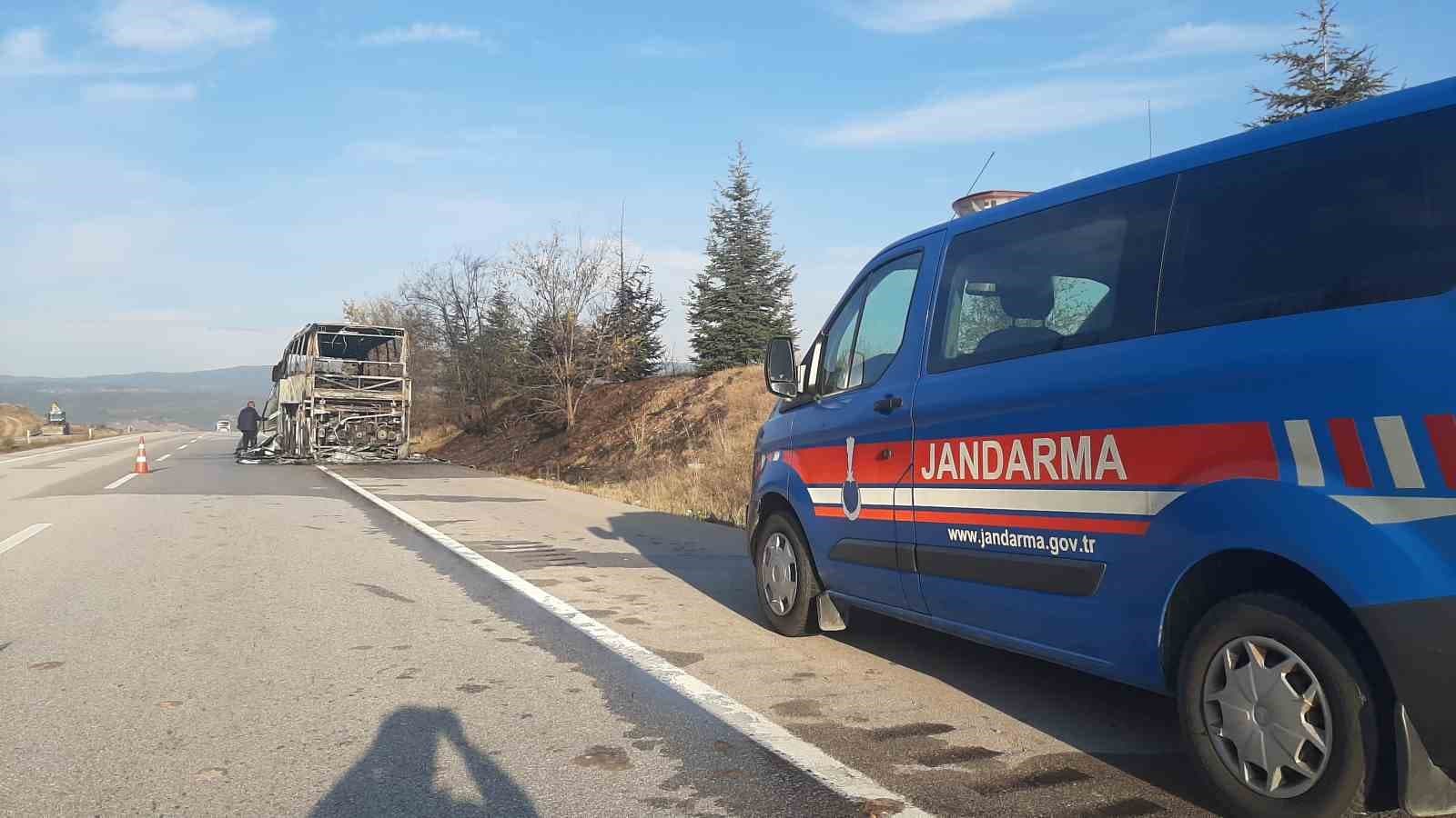 Alev topuna dönen yolcu otobüsü tamamen yandı