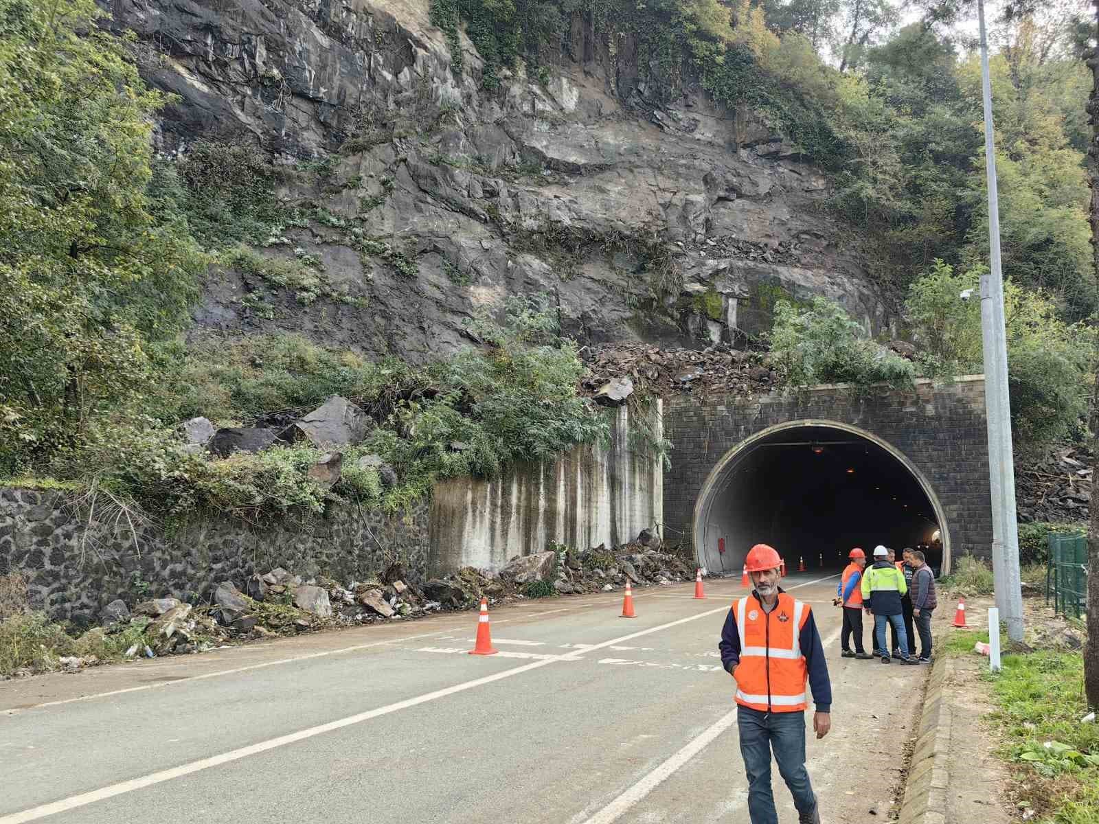 Sarp Sınır Kapısı yolunda heyelan