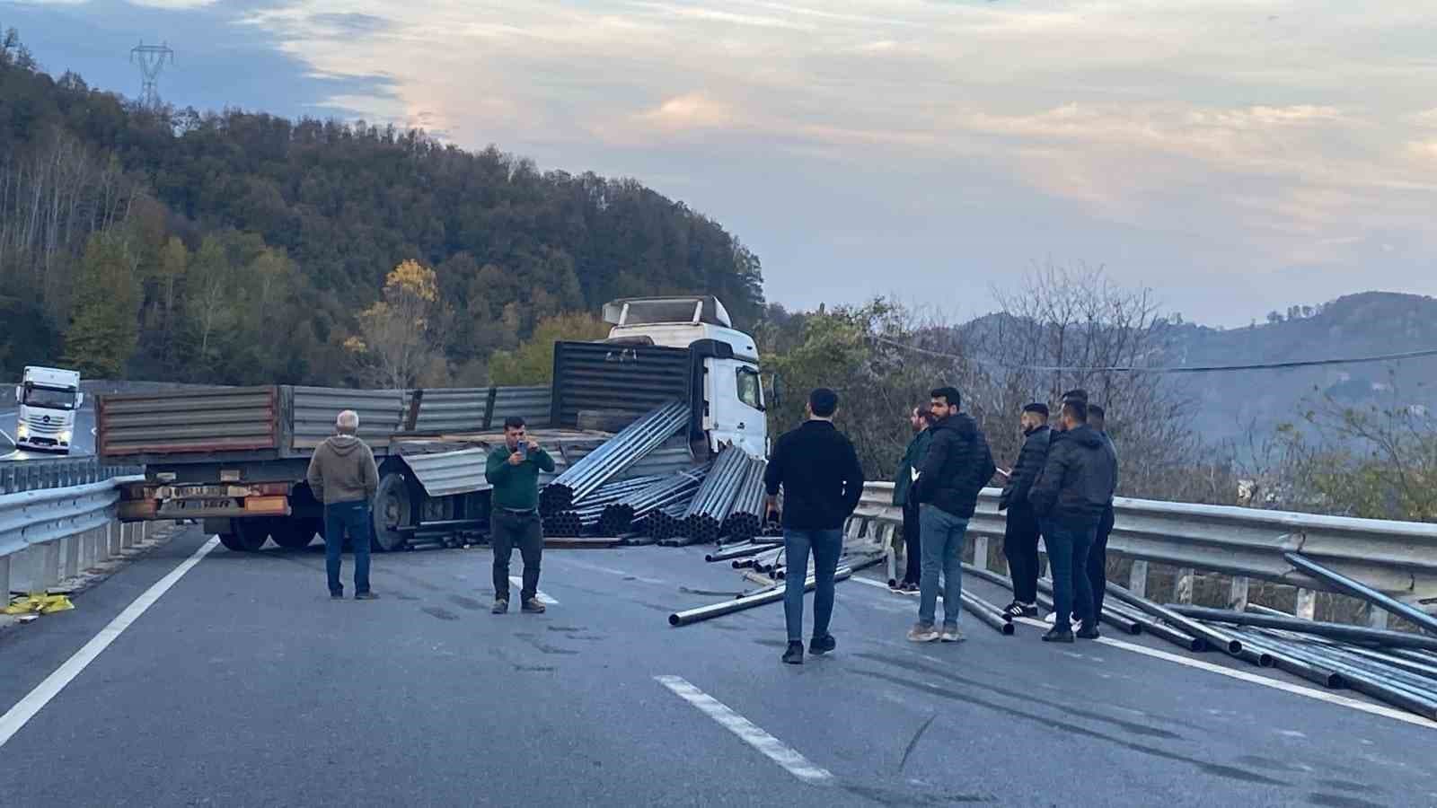 Demir yüklü tır bariyerlere çarptı, yol trafiğe kapandı