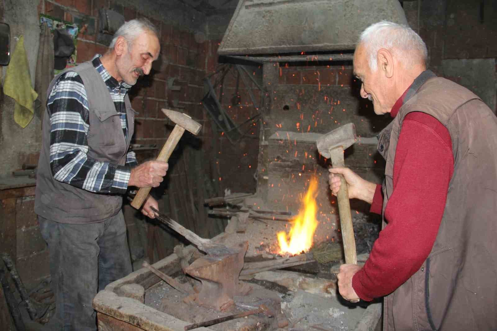 Babalarından kalan ocağı söndürmüyorlar