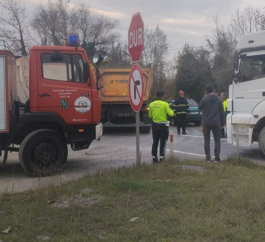 Çaycuma’da tır, otomobile çarptı; 1 yaralı