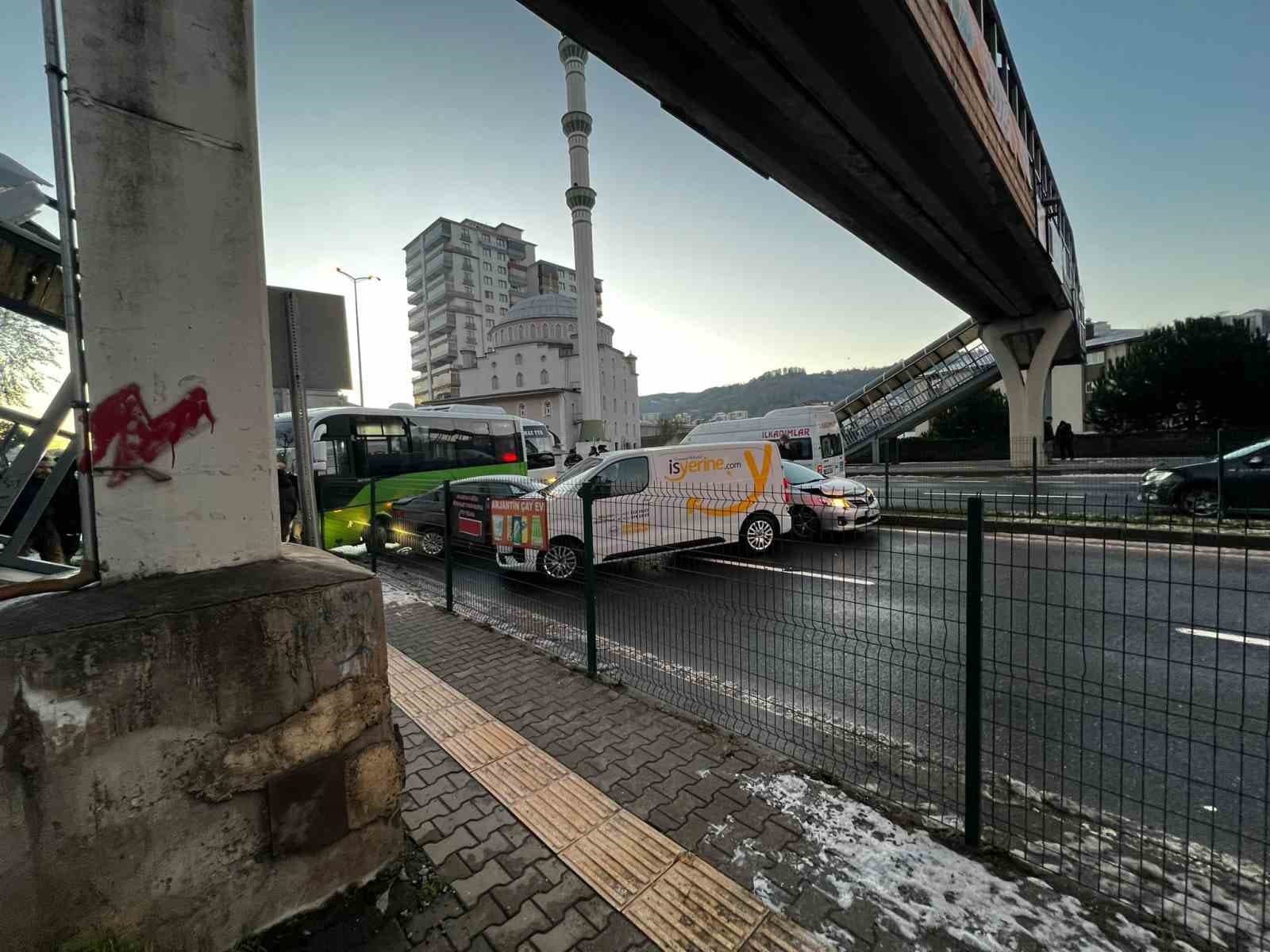 Buzlanma zincirleme kazaya neden oldu