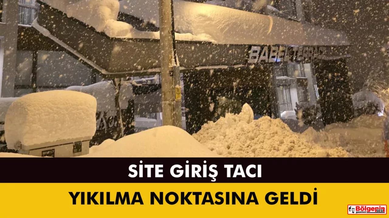 Kar yükünü taşıyamayan site giriş tacında yıkılma tehlikesi