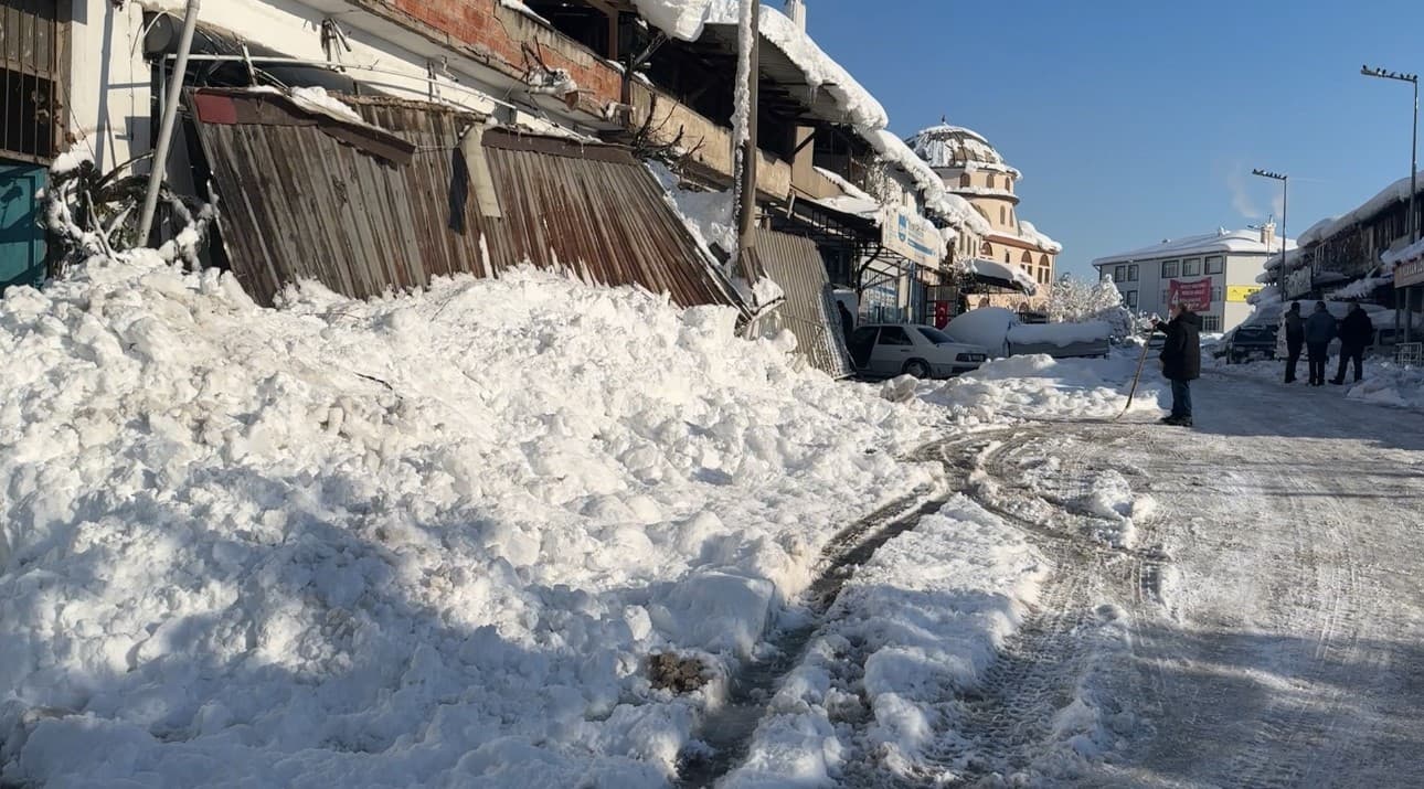Kar birikintileri iş yerlerinin sundurmalarını çökertti