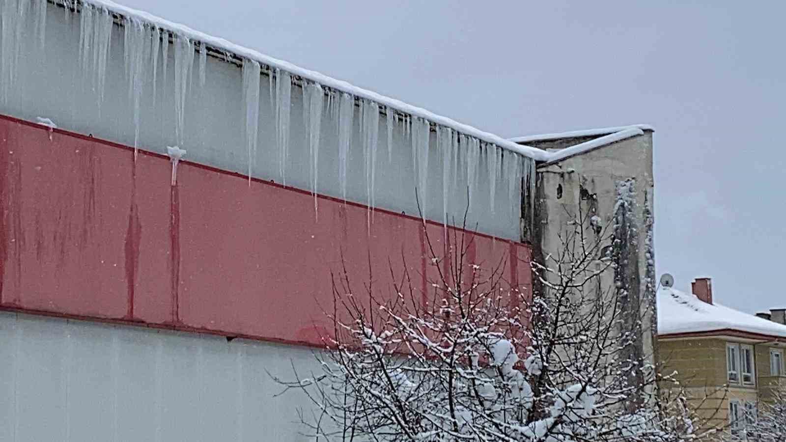 Bolu’da kar ve buz kütleleri tehlike saçıyor