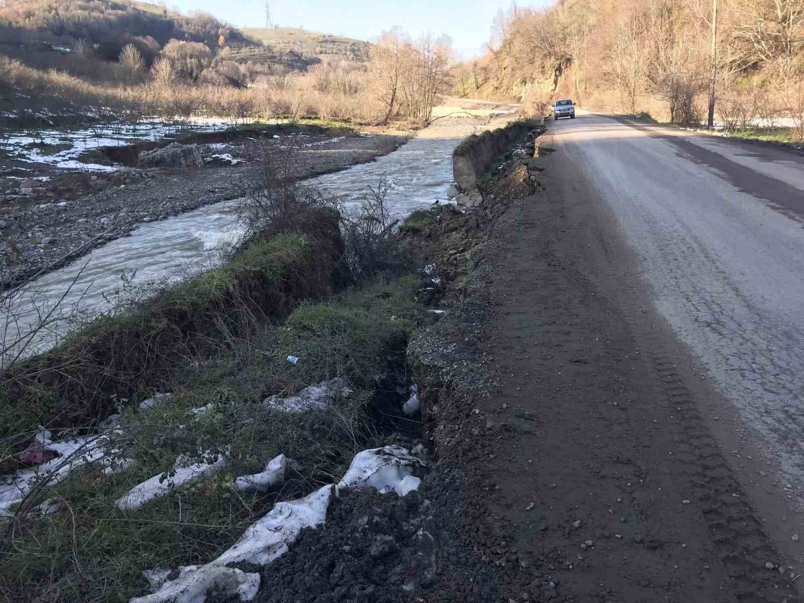 Alaplı’da istinat duvarı çöktü