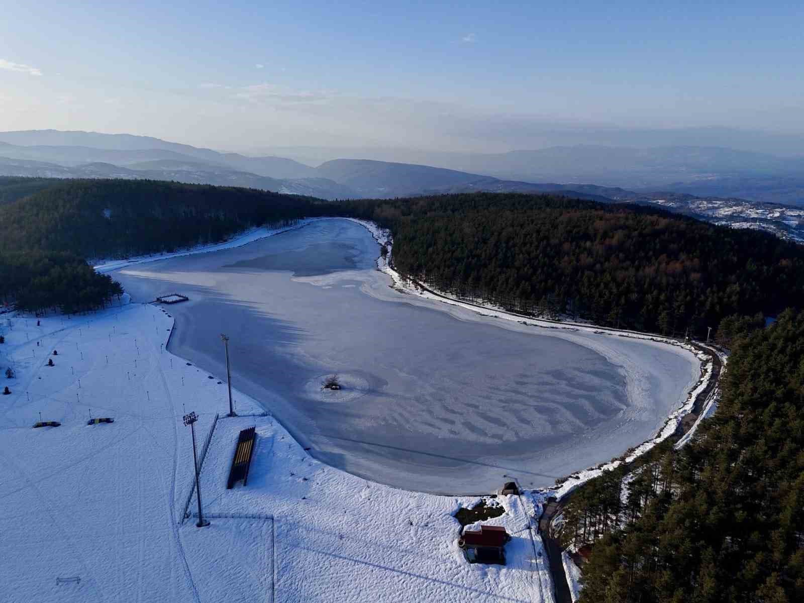 Düzce’de Topuk Yaylası Göleti buz tuttu