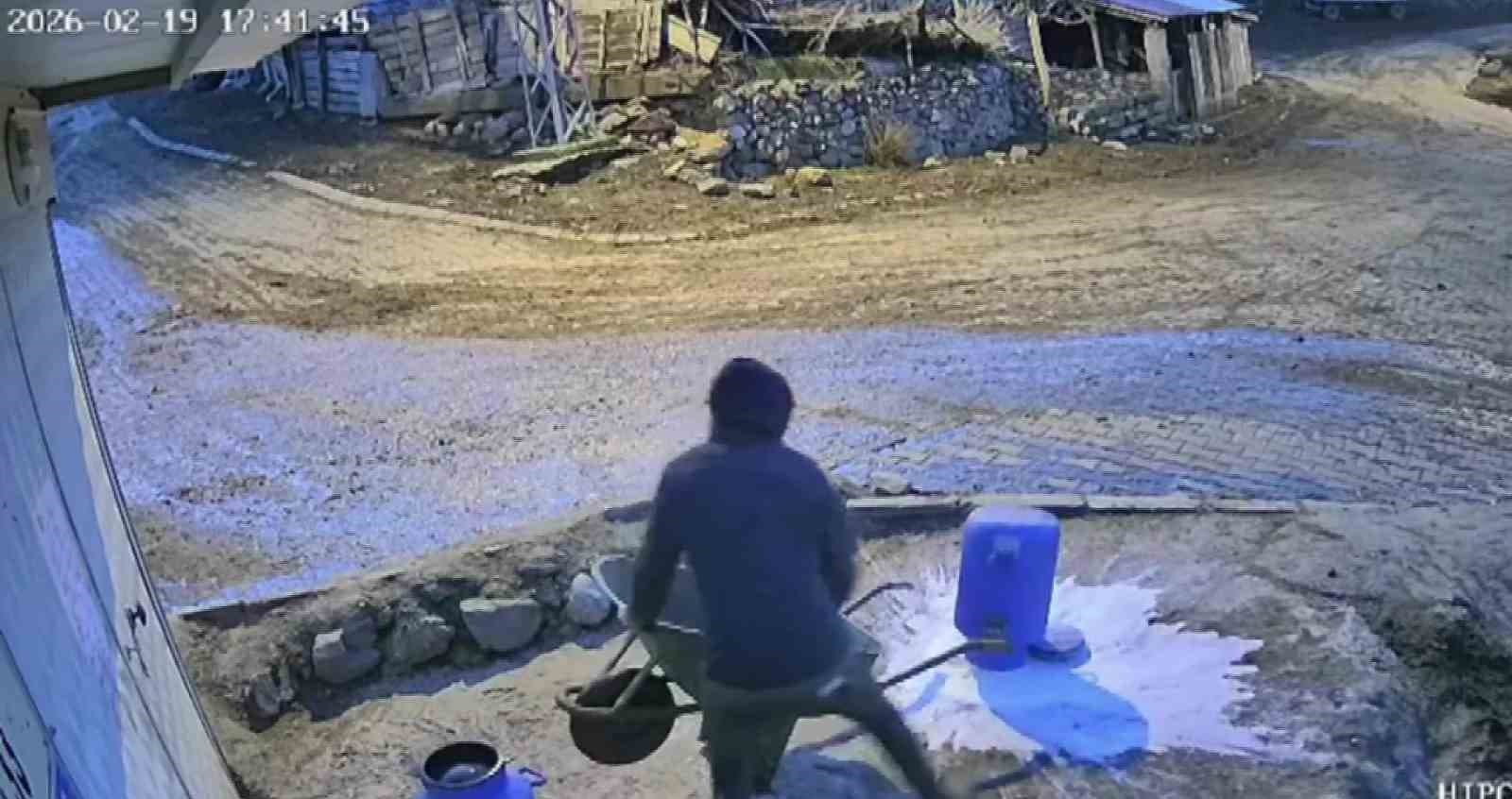 Bir bidon sütü deviren gencin çaresiz anları kamerada