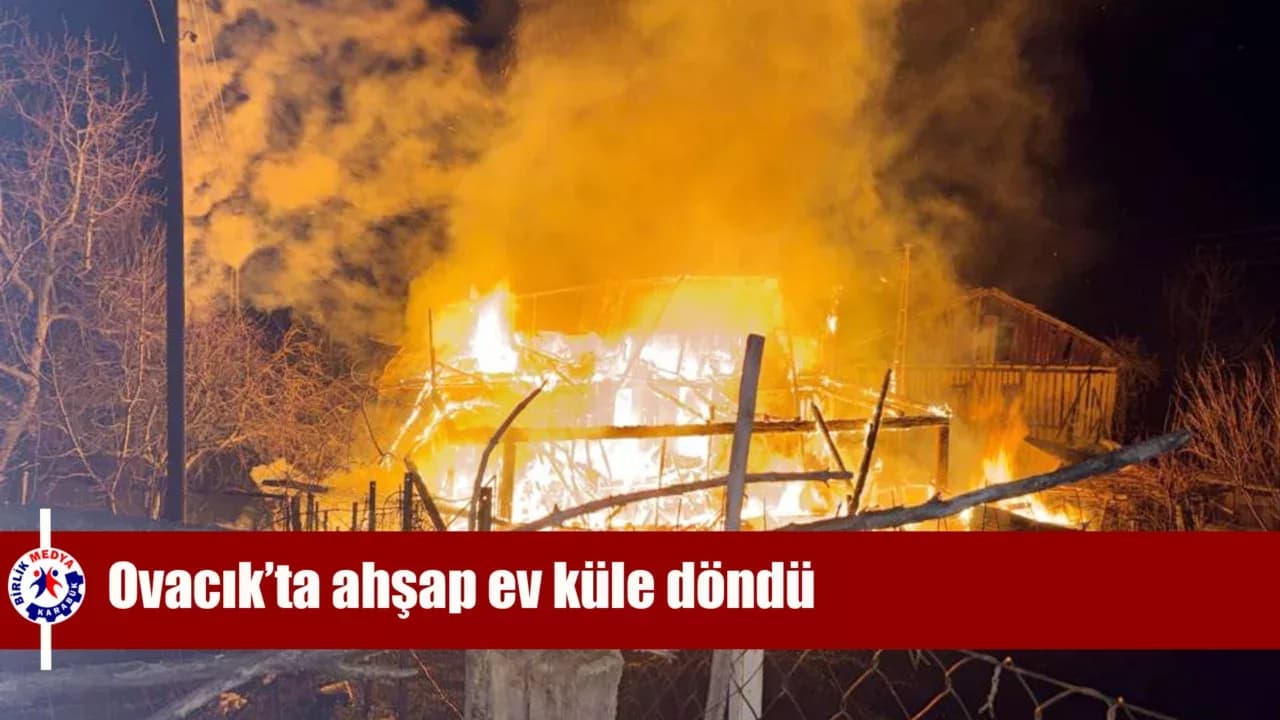 Alevlere teslim olan ahşap ev küle döndü