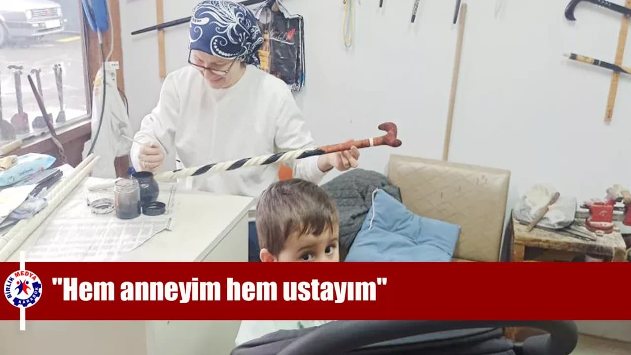 Fatime usta bir eliyle torun sallıyor, diğer eliyle dünyaca ünlü bastonlara şekil veriyor