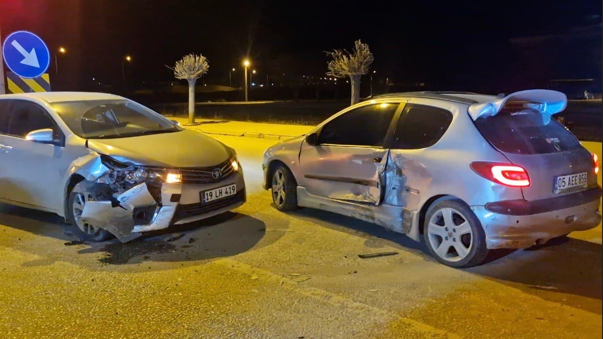 Çorum’da iki otomobil çarpıştı: 2 yaralı