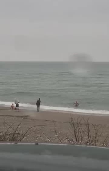 Akçakoca’da yağmura ve soğuk havaya rağmen denize girdiler