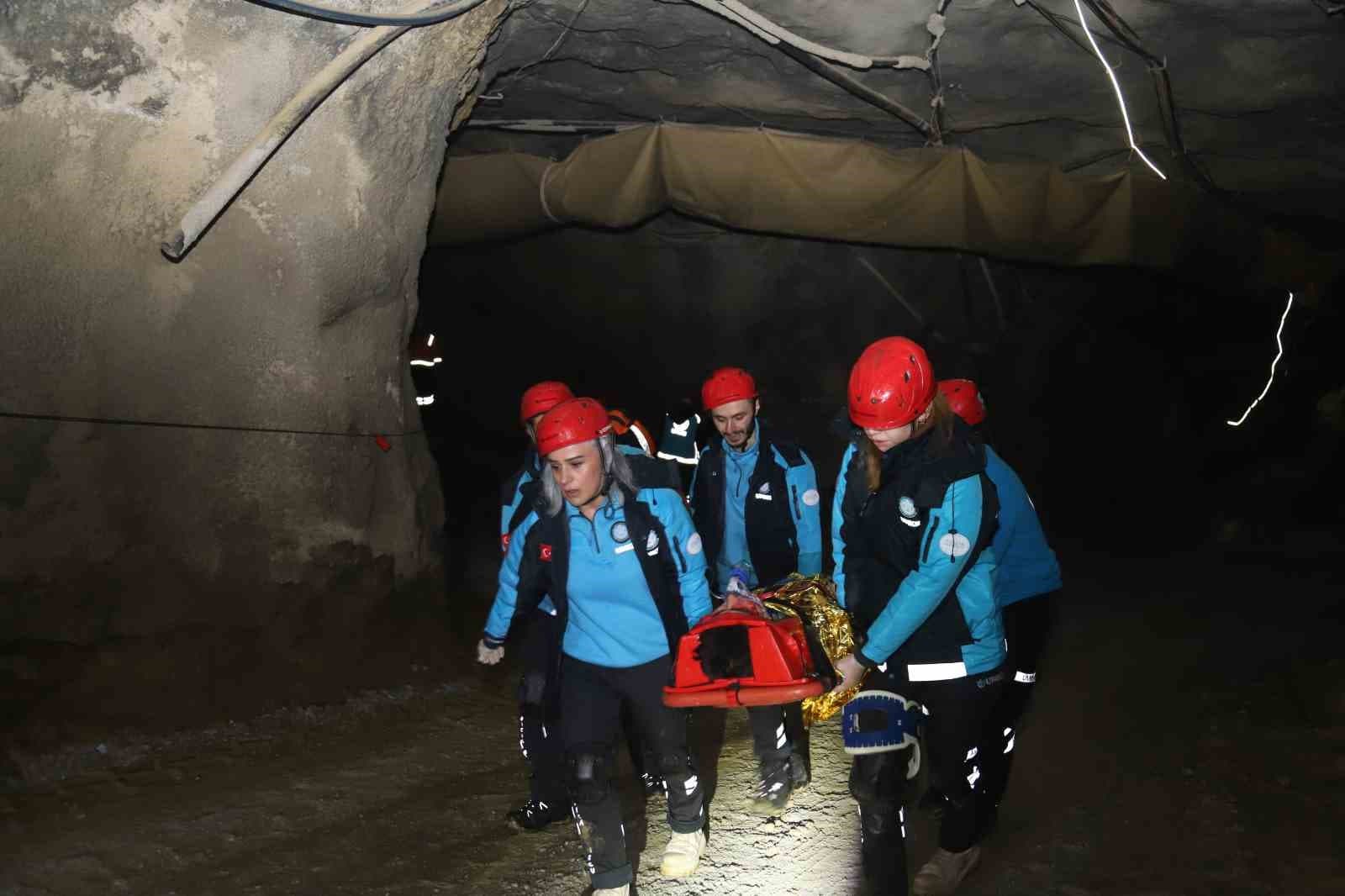 Maden ocağındaki göçük tatbikatı gerçeği aratmadı