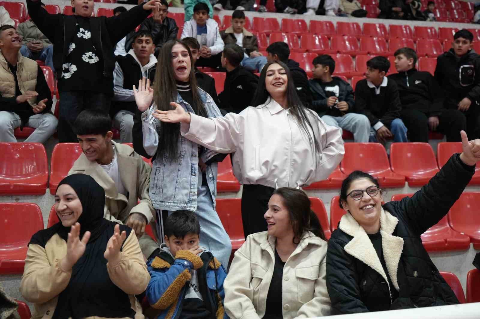 Romanlar, attıkları göbekle düşman çatlattı