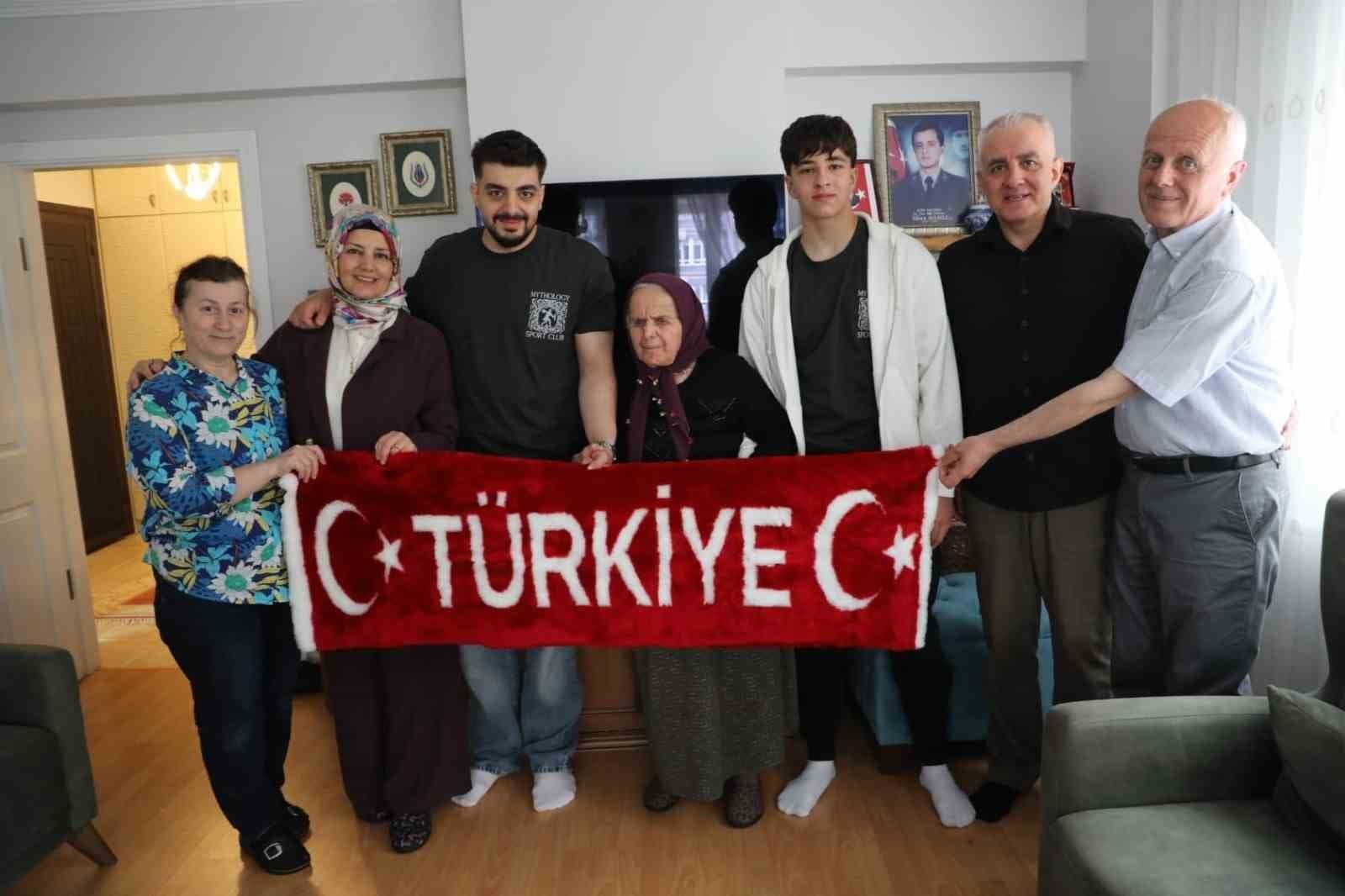 90 yaşındaki şehit annesini duygulandıran hareket