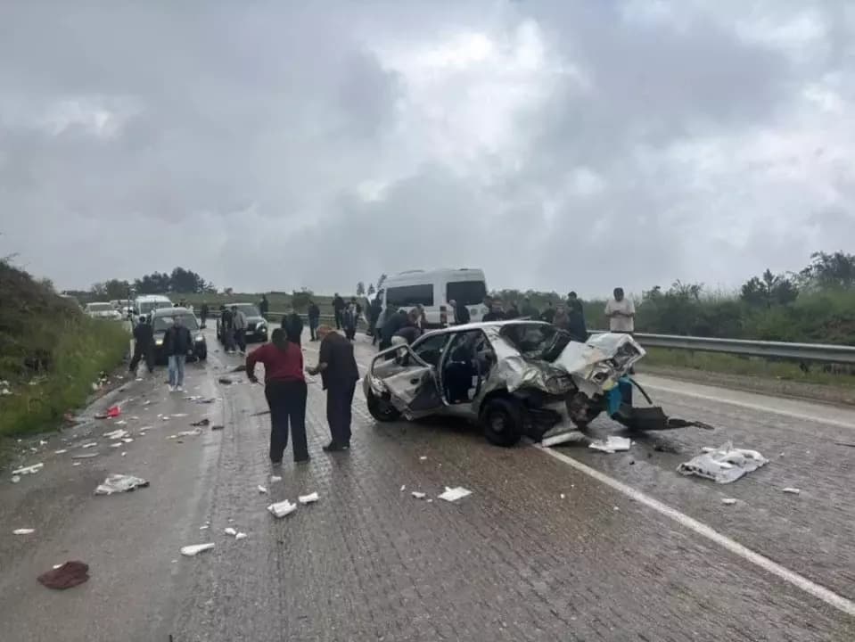 Karabük-Eflani karayolunda otomobil ile servis otobüsü çarpıştı: 6 yaralı