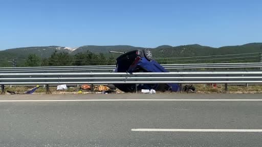 Bariyerlere çarpan hafif ticari araç ters döndü: 3 yaralı