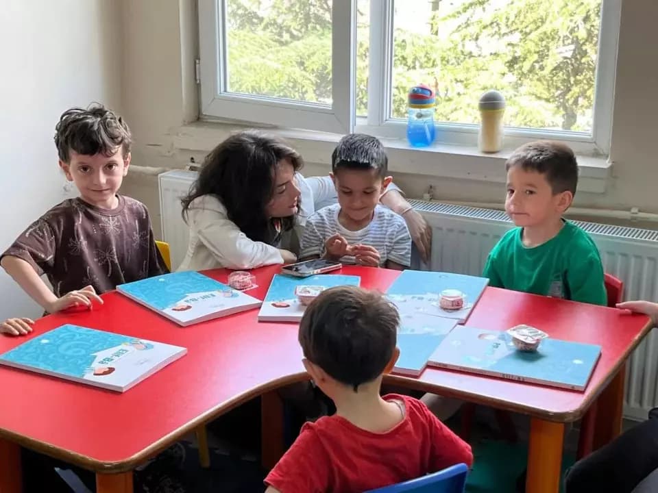 Kaymakam Ustaoğlu’ndan minik öğrencilere ziyaret