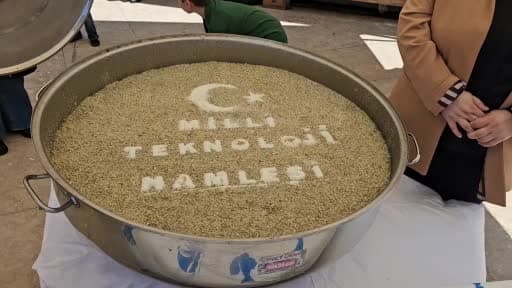 Bakan Kacır, vatandaşlara aşure ikramında bulundu