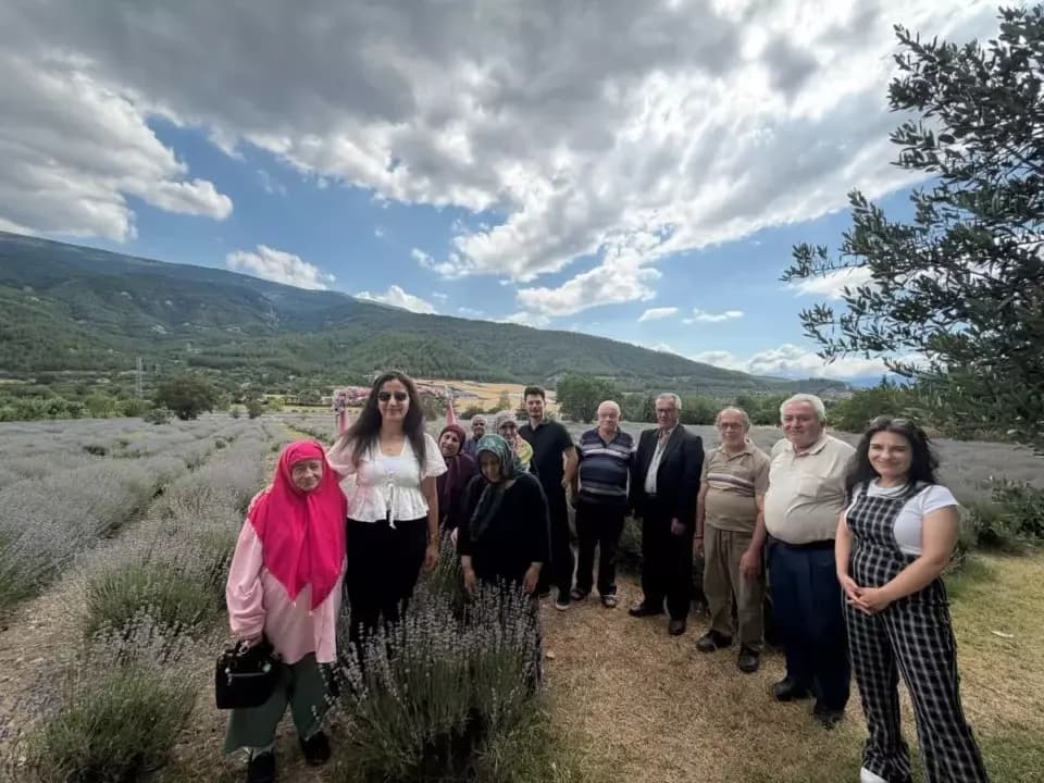 Huzurevi sakinlerine lavanta bahçesinde huzur dolu gün