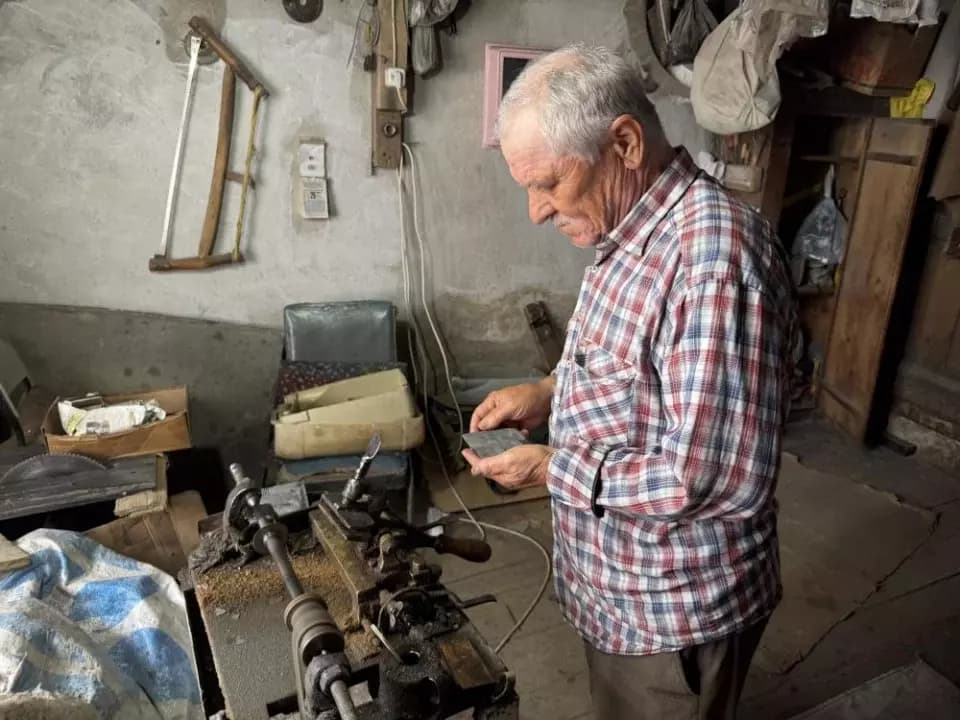 50 yıldır manda boynuzundan tarak yapıyor