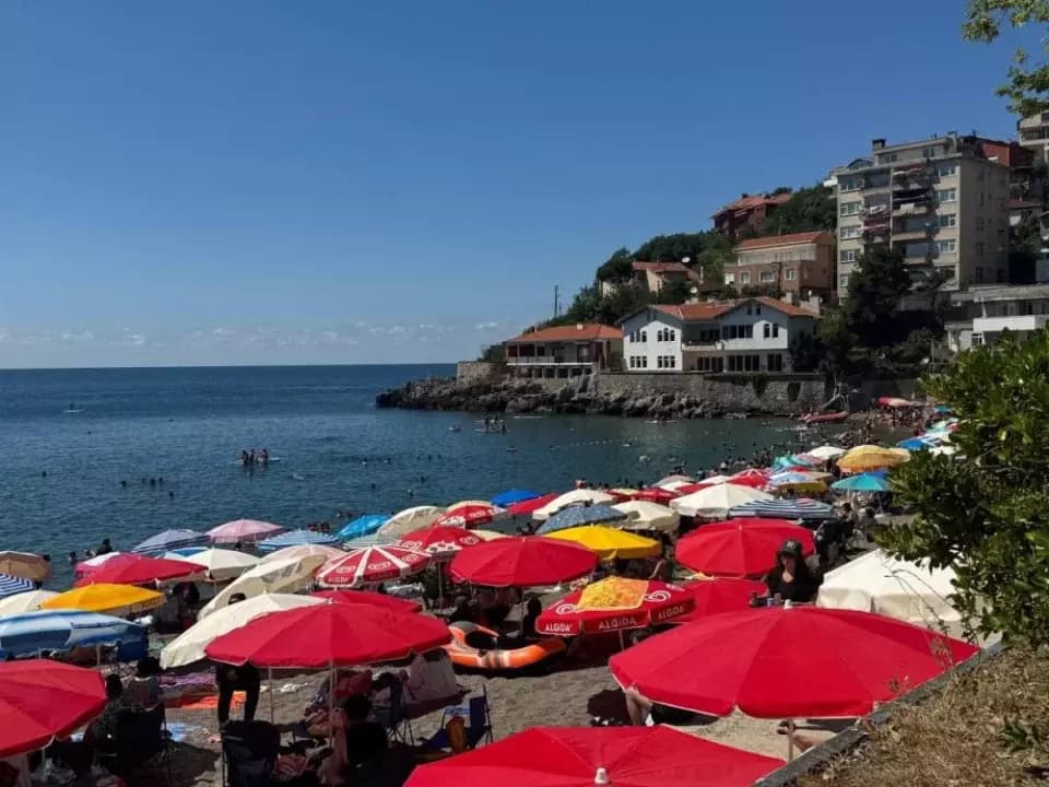 Zonguldak'ta sıcak hava bunalttı, vatandaşlar plaja akın etti