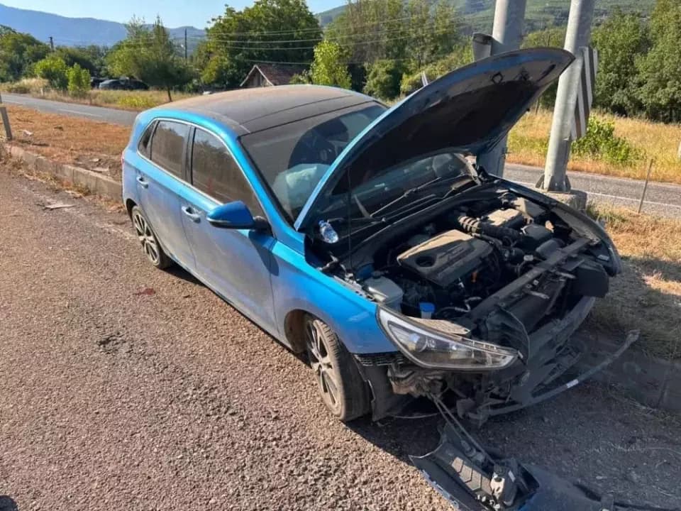 Refüje çarpan otomobildeki 2'si çocuk 4 kişi yaralandı