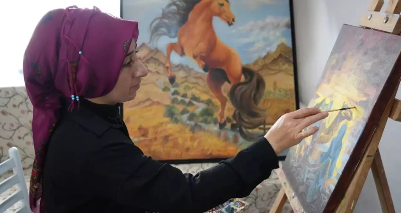 Resim tutkusu engel tanımadı: Saçından fırça, kömürden boya yaptı