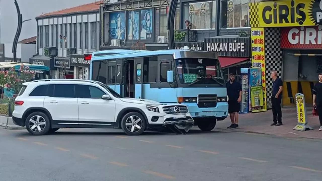 Cip ile yolcu minibüsünün çarpıştığı anlar kamerada