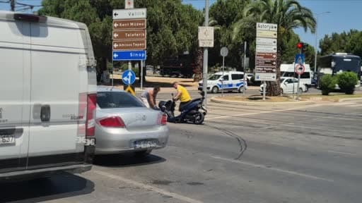 Motosiklet ile otomobil çarpıştı