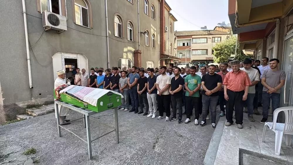 Eşi tarafından öldürülen 3 çocuk annesi kadın toprağa verildi