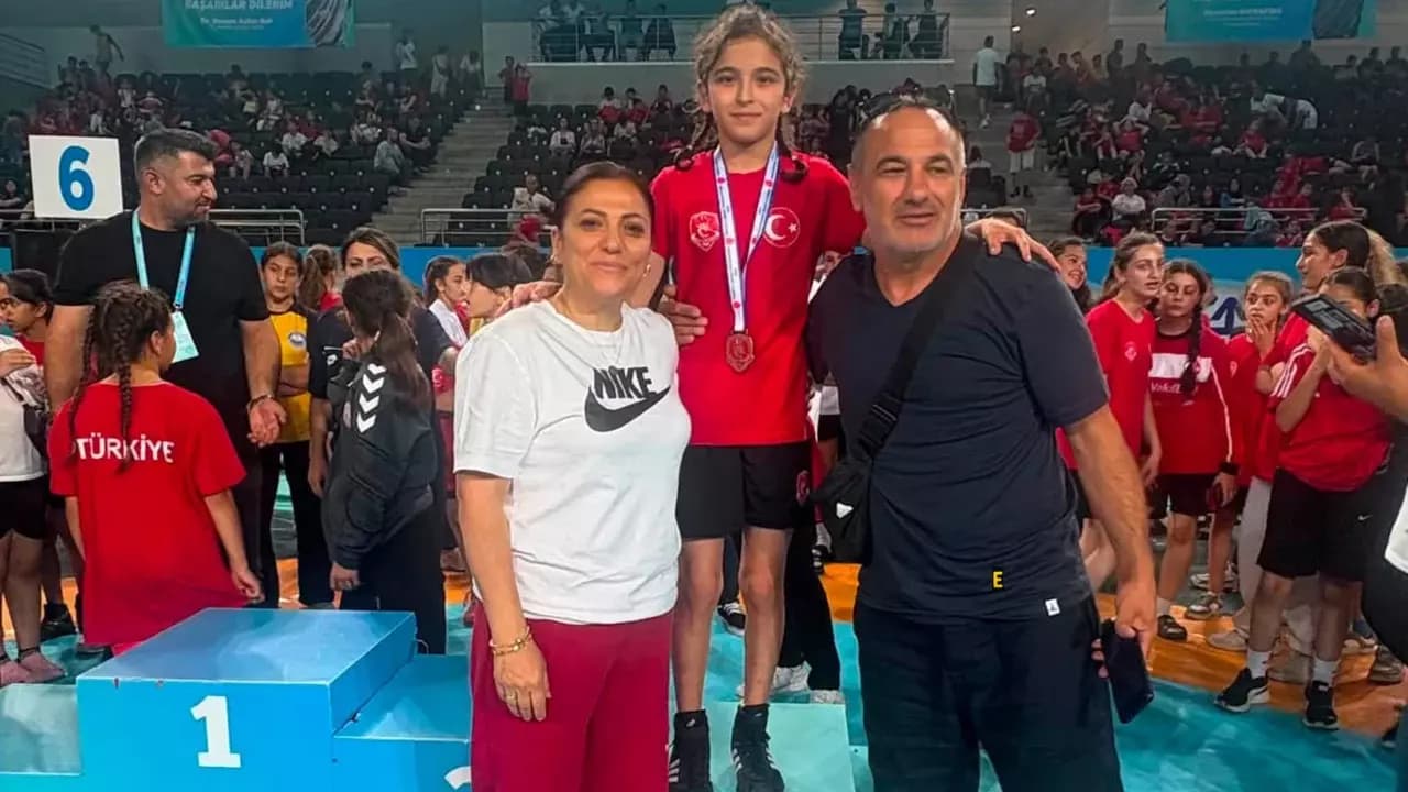 Karabüklü Minik Pehlivan Gökçe İkra’dan Türkiye üçüncülüğü