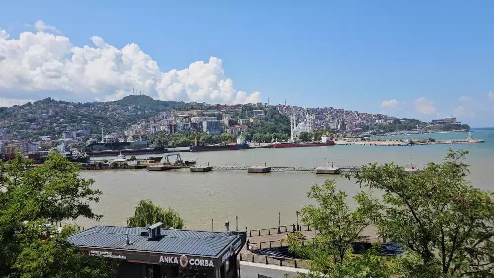 Sağanak sonrası denizin rengi değişti