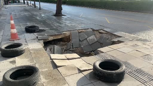 Çorum’da sağanak yağış sonrası kaldırım çöktü
