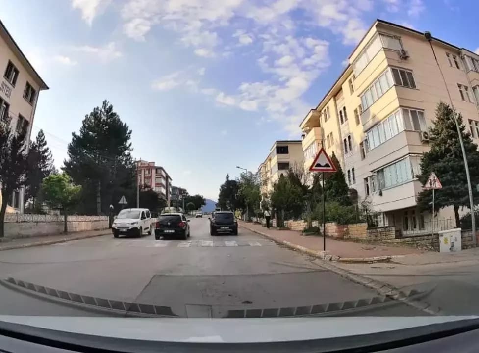 Karşı yönden gelen araçlara rağmen sollama yapan sürücü kamerada