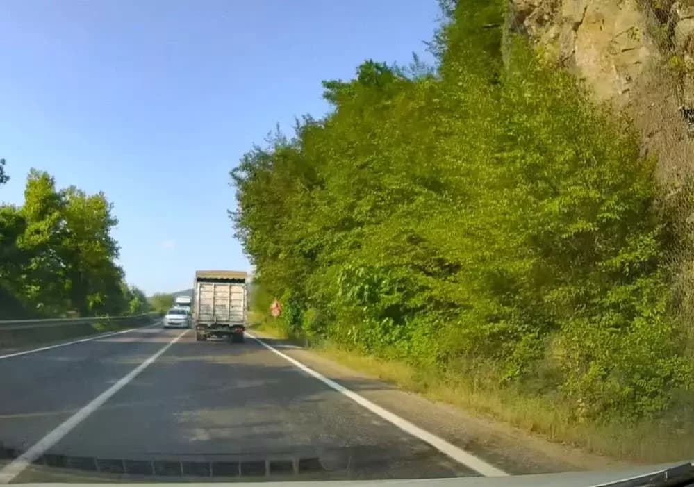Yenice'de otomobil kamyonla kafa kafaya çarpışmaktan son anda kurtuldu