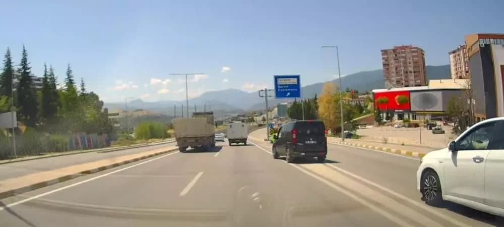 Karabük'te trafiği tehlikeye düşüren araçlar kamerada
