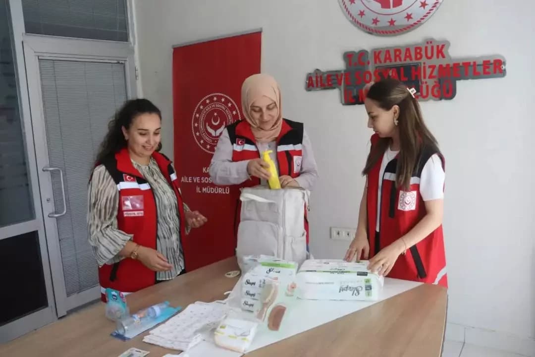 Çocuk sahibi olan ailelere bebek destek çantası