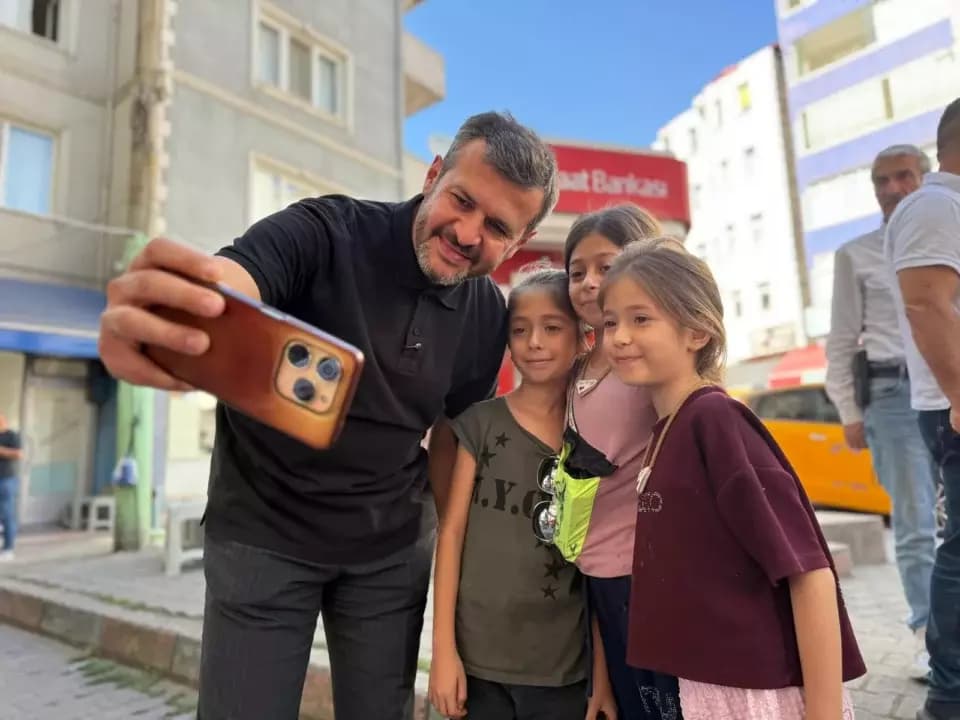 AK Parti Heyeti Taşkent Caddesi’nde Vatandaşlarla Buluştu