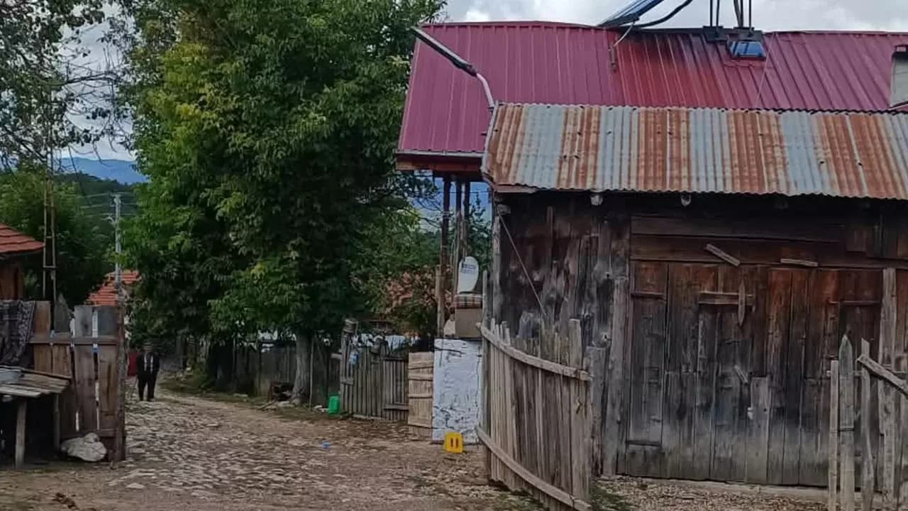 Evinde ölü bulunan 18 yaşındaki genç toprağa verildi