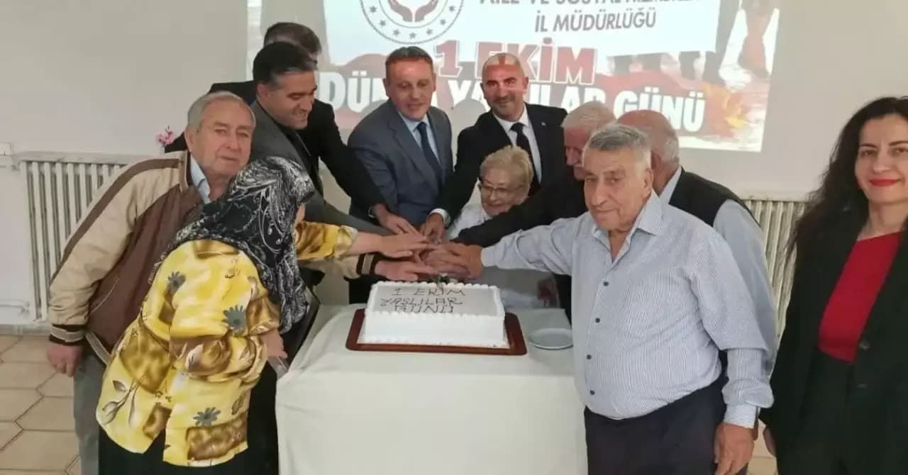 Dünya Yaşlılar Günü'nde Pasta Kestiler