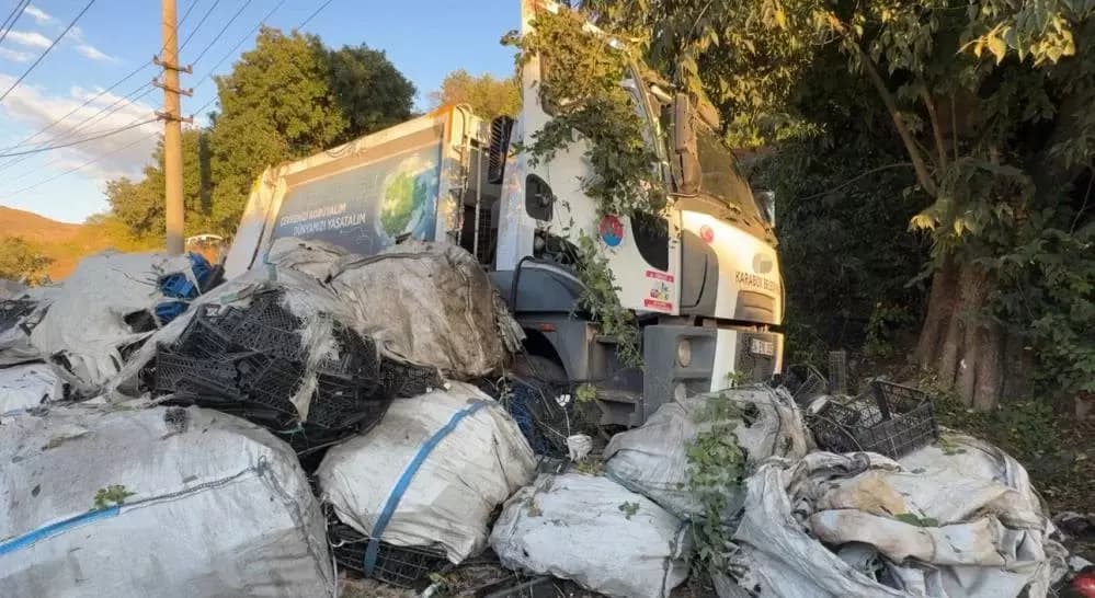 Yol vermek isterken çöp kamyonuyla 10 metrelik şarampole devrildiler: 3 yaralı