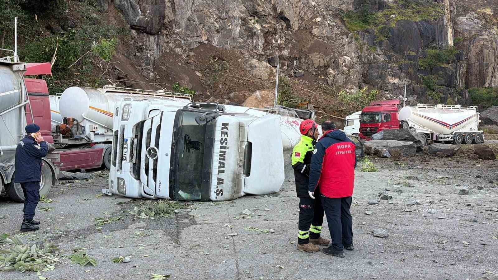Tır parkında yamaçtan kopan dev kaya parçaları can aldı