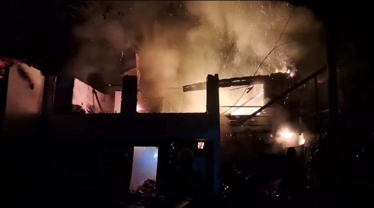 Ev alevlere teslim oldu, hayvanlar son anda kurtarıldı