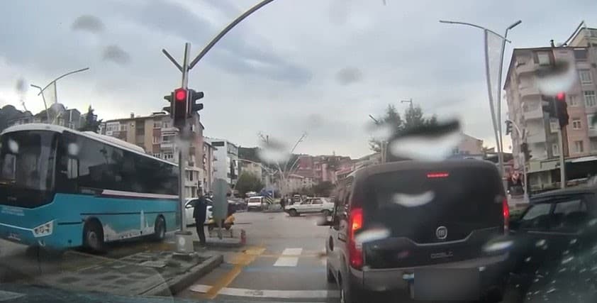 Ambulansa yol açmak için araçlarından inip sürücüyü uyardı