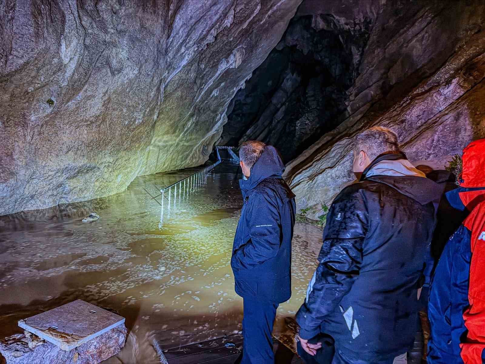 Vali Hacıbektaşoğlu, Zonguldak’taki sağanak sonrası sahada inceleme yaptı