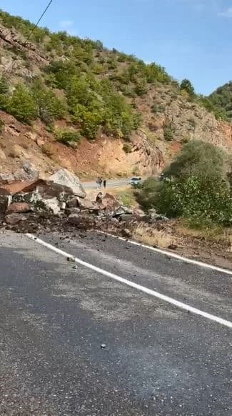 Şavşat’ta yamaçtan kopan dev kayalar köy yolunu kapattı