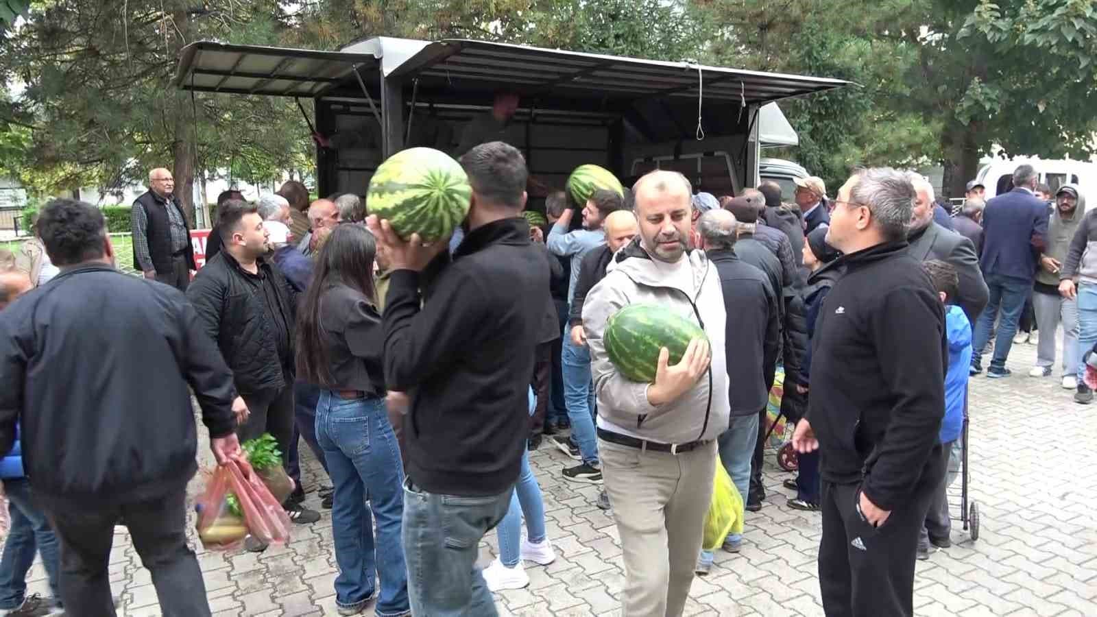 Sezonun son karpuzlarını ücretsiz dağıttı, 5 dakikada tükendi