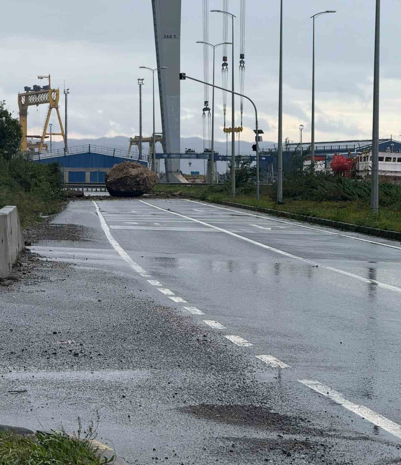 Zonguldak’ta dağdan kopan dev kaya yolu kapattı: Facianın eşiğinden dönüldü