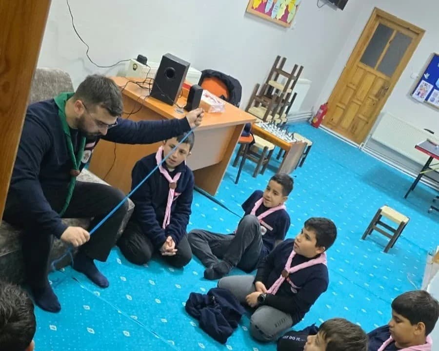 Genç izciler sabah namazında buluştu, camadan düğümü eğitimi aldı